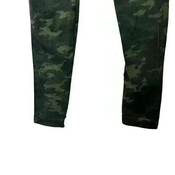 Spanx Look At Me Now Seamless Leggings (Camo Green) Size Medium - Picture 4 of 7